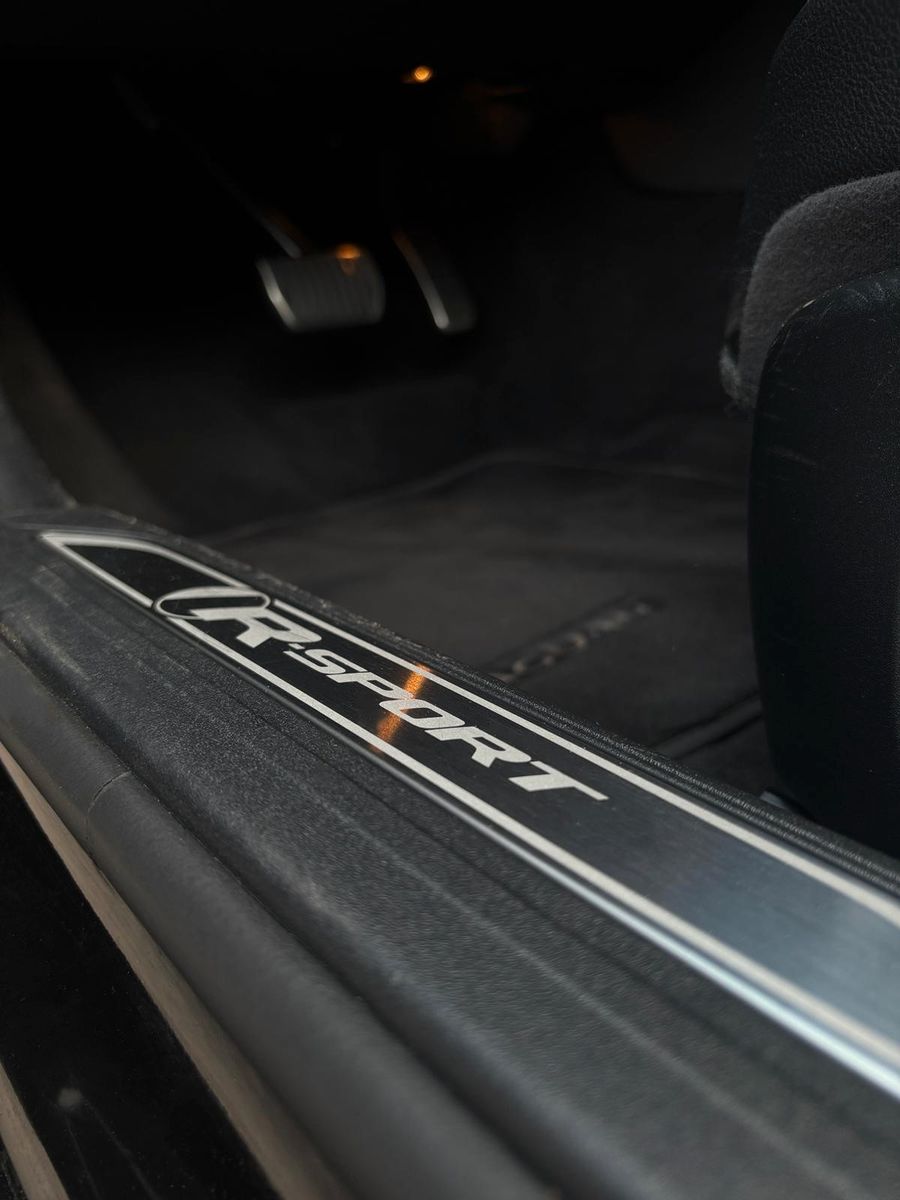 Fahrzeugabbildung Jaguar XE R-Sport