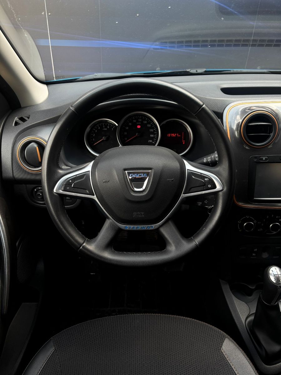 Fahrzeugabbildung Dacia Logan MCV II Kombi Stepway Celebration
