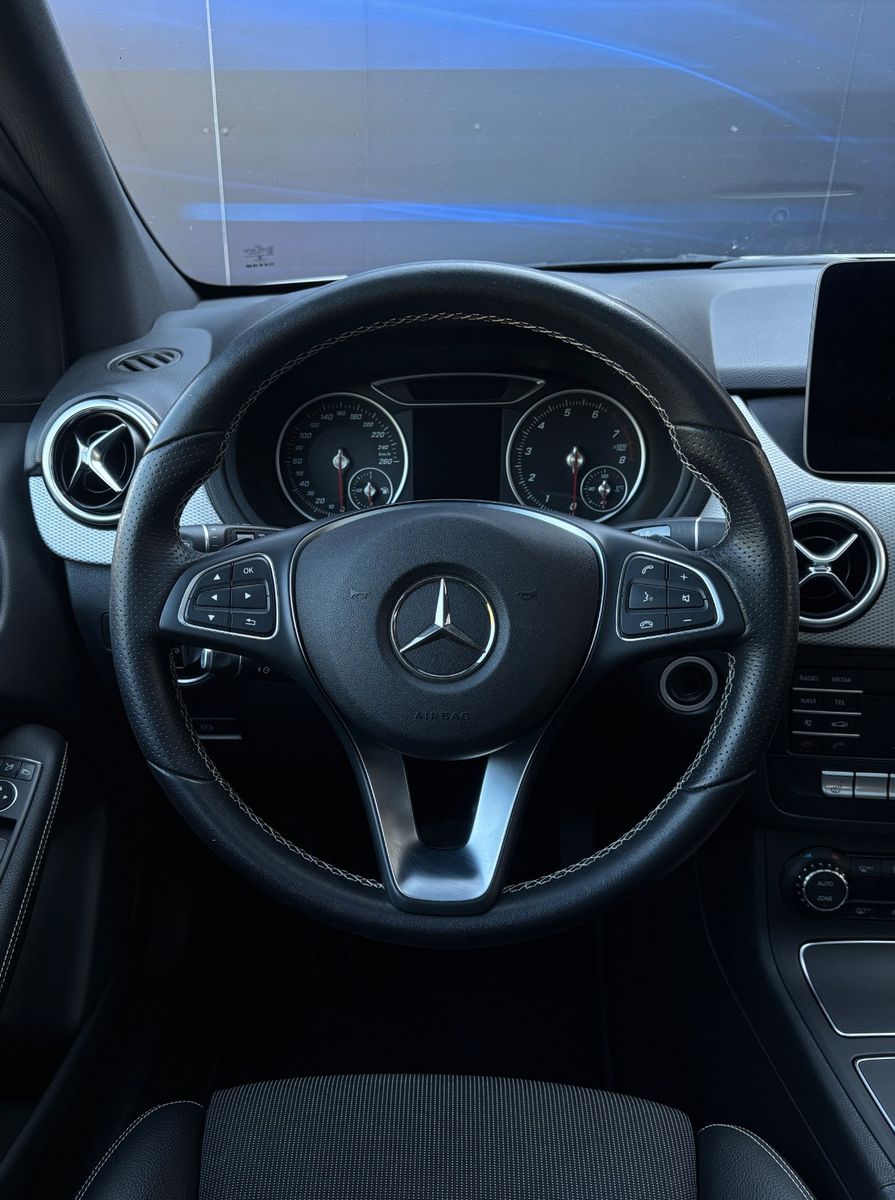 Fahrzeugabbildung Mercedes-Benz B 200 Edition ,1 Hand , Panodach