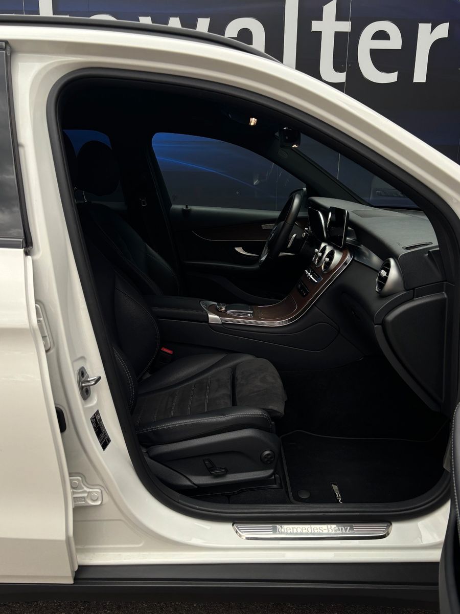 Fahrzeugabbildung Mercedes-Benz GLC 300 4Matic AHK Schwenkbar,AMG Line