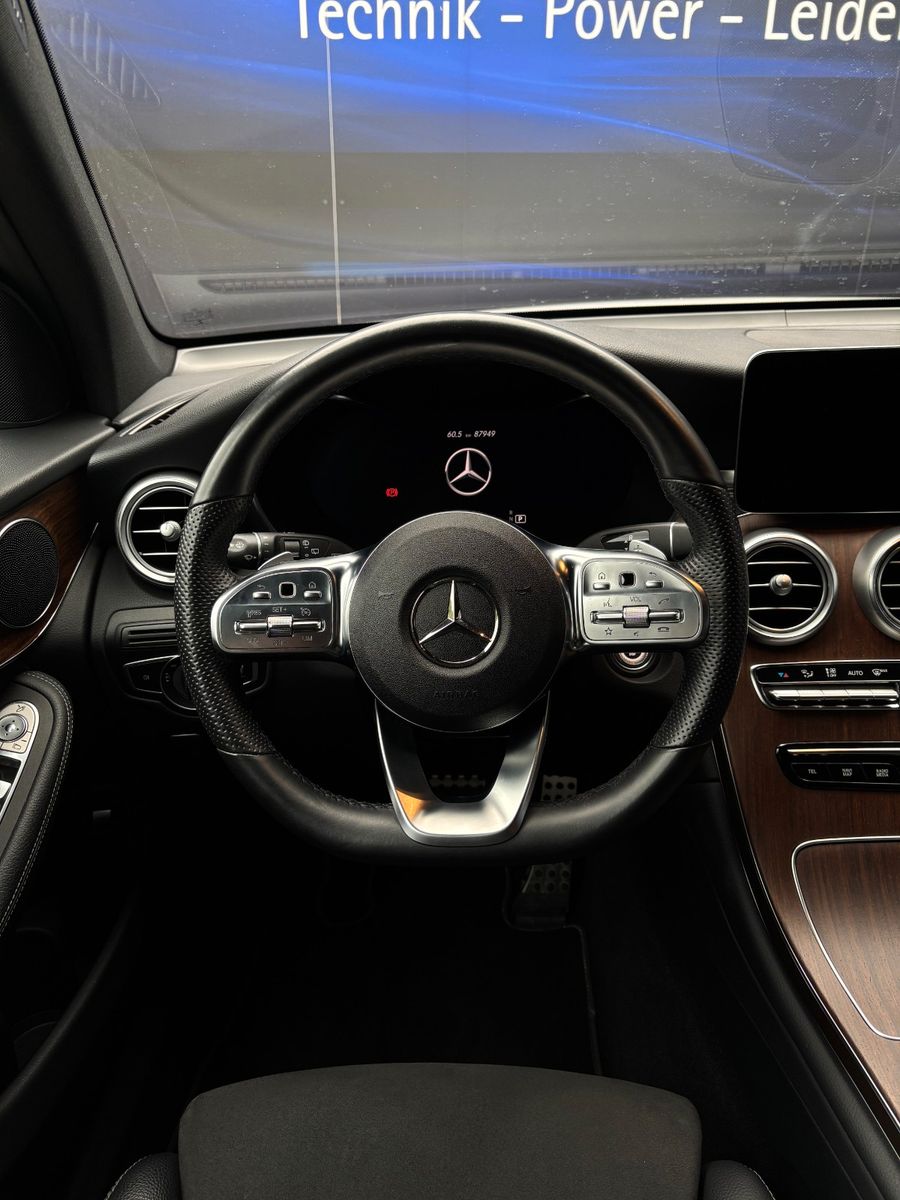 Fahrzeugabbildung Mercedes-Benz GLC 300 4Matic AHK Schwenkbar,AMG Line