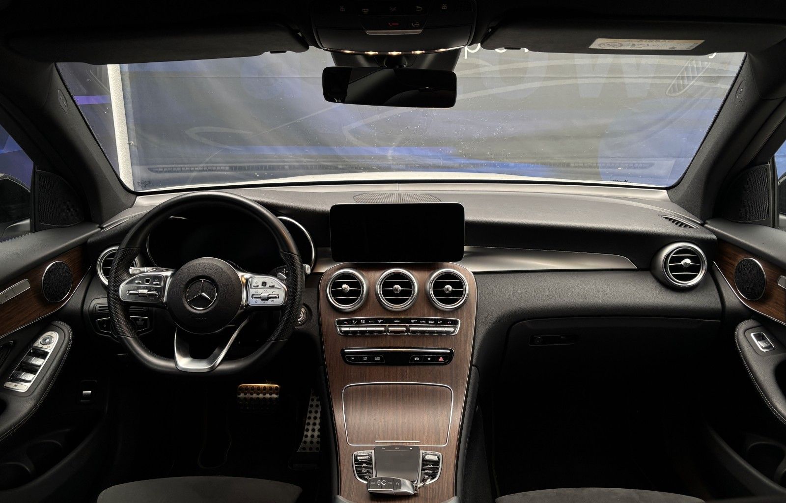 Fahrzeugabbildung Mercedes-Benz GLC 300 4Matic AHK Schwenkbar,AMG Line