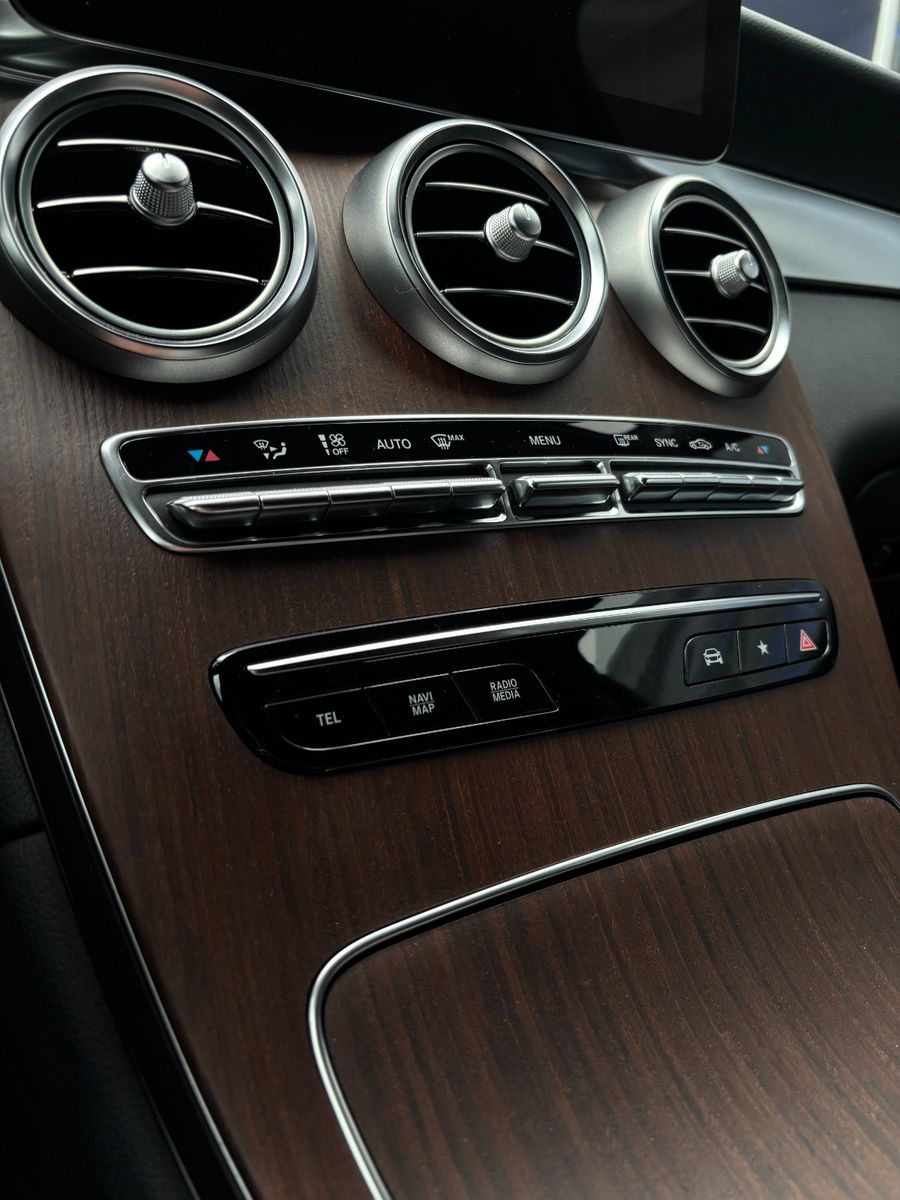 Fahrzeugabbildung Mercedes-Benz GLC 300 4Matic AHK Schwenkbar,AMG Line