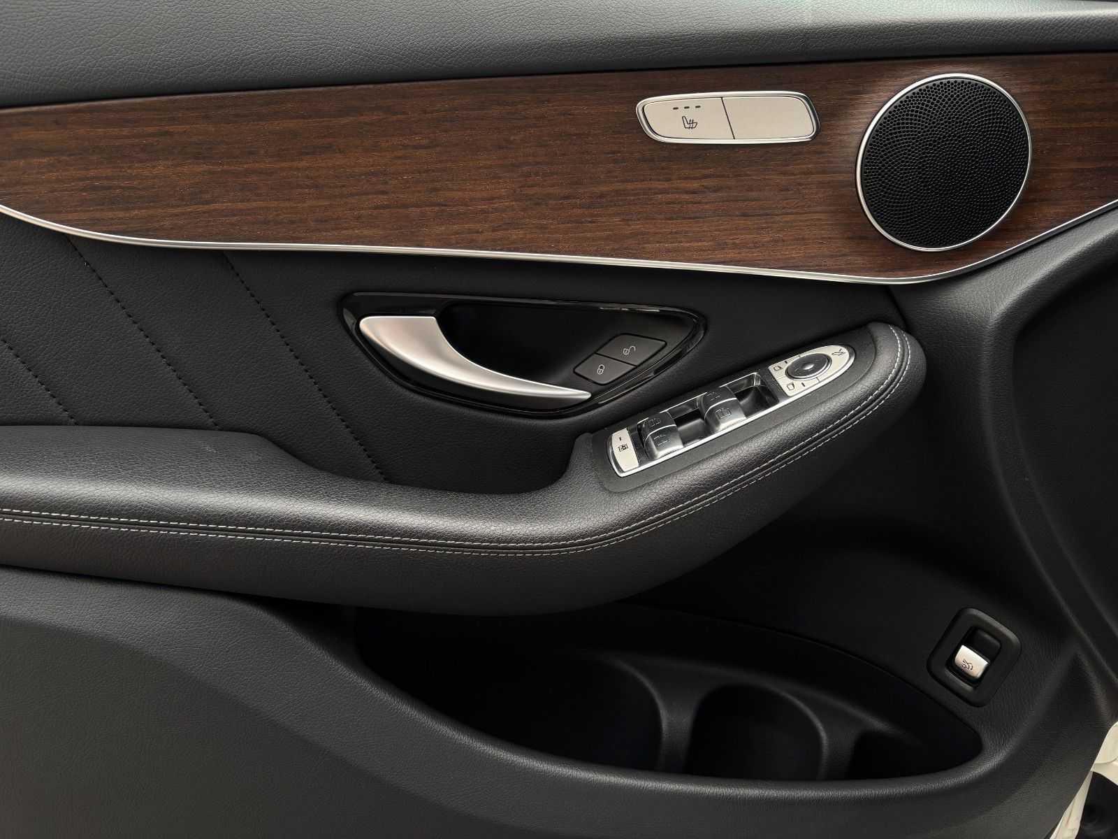 Fahrzeugabbildung Mercedes-Benz GLC 300 4Matic AHK Schwenkbar,AMG Line