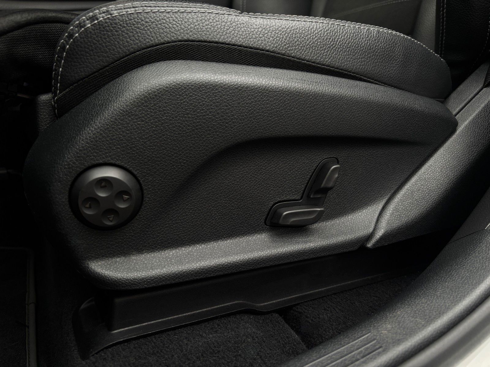 Fahrzeugabbildung Mercedes-Benz GLC 300 4Matic AHK Schwenkbar,AMG Line