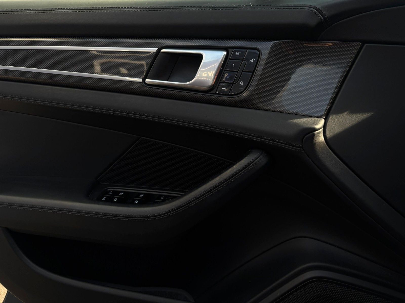 Fahrzeugabbildung Porsche Panamera 4 S-Matrix-Bose-Luftfederung-Carbon