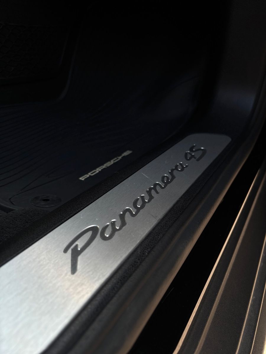 Fahrzeugabbildung Porsche Panamera 4 S-Matrix-Bose-Luftfederung-Carbon