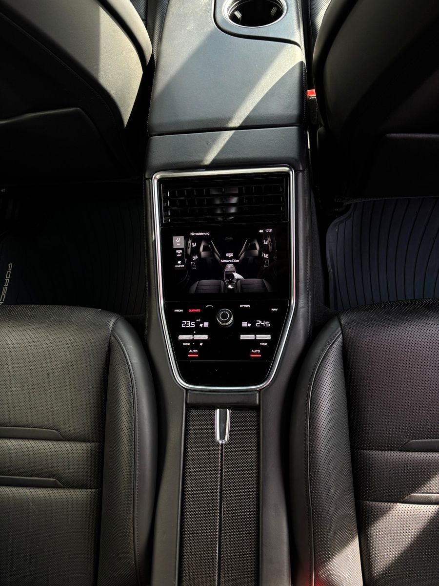 Fahrzeugabbildung Porsche Panamera 4 S-Matrix-Bose-Luftfederung-Carbon