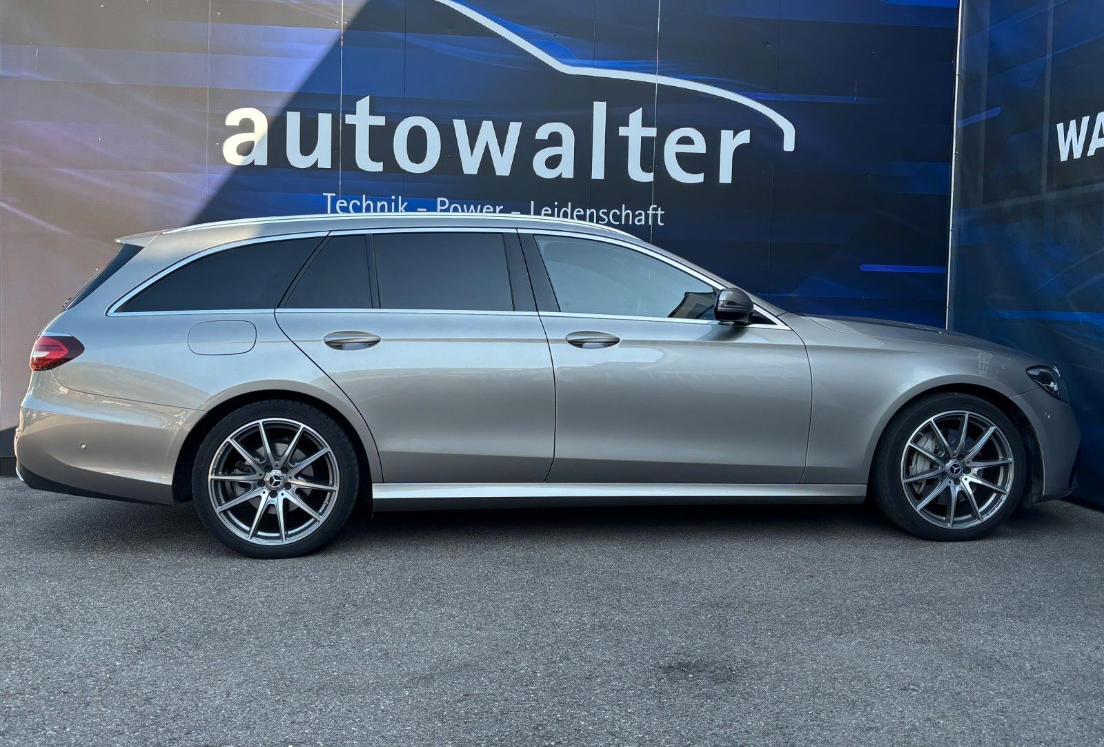 Fahrzeugabbildung Mercedes-Benz E 220  T-Modell AMG Line