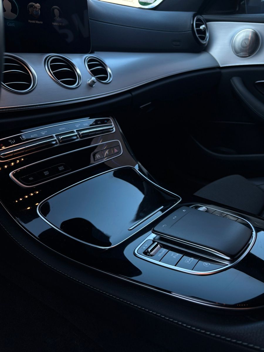 Fahrzeugabbildung Mercedes-Benz E 220  T-Modell AMG Line