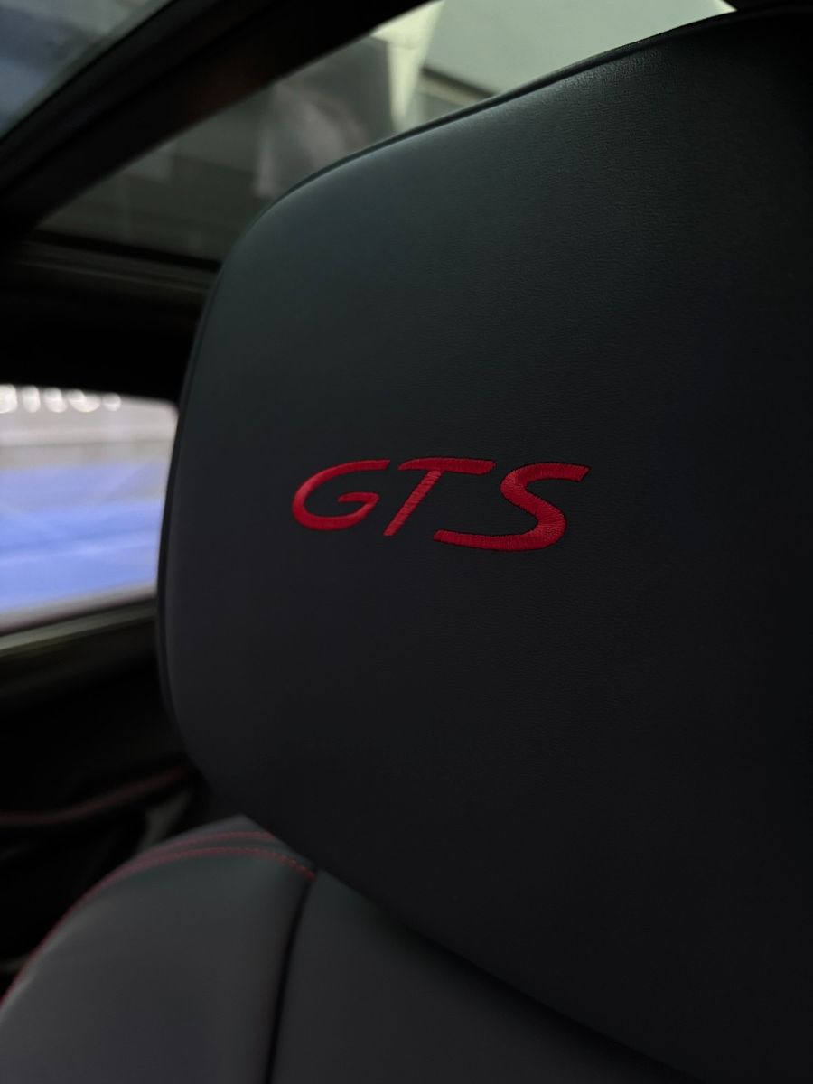 Fahrzeugabbildung Porsche Macan GTS-Pano-AHK schwenk-Carbon-Standheizung