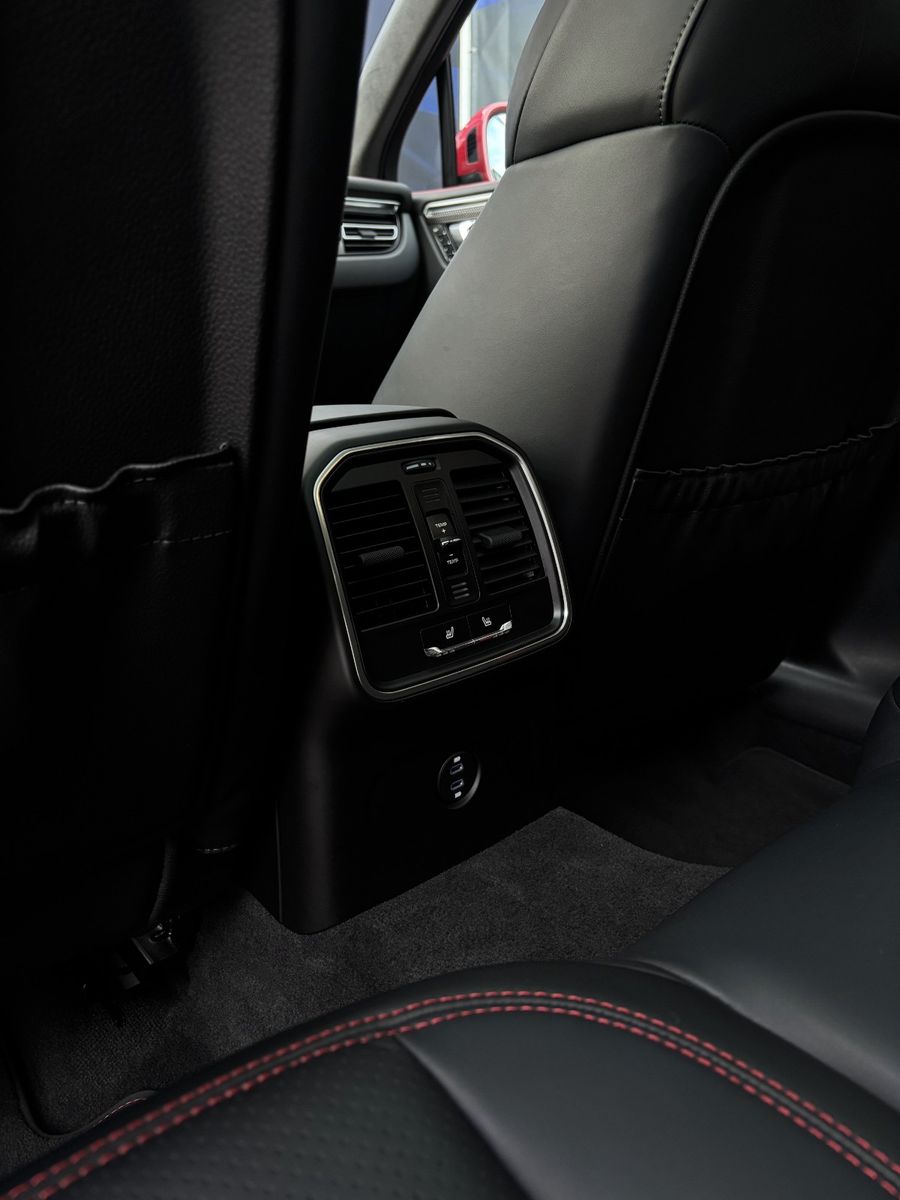 Fahrzeugabbildung Porsche Macan GTS-Pano-AHK schwenk-Carbon-Standheizung