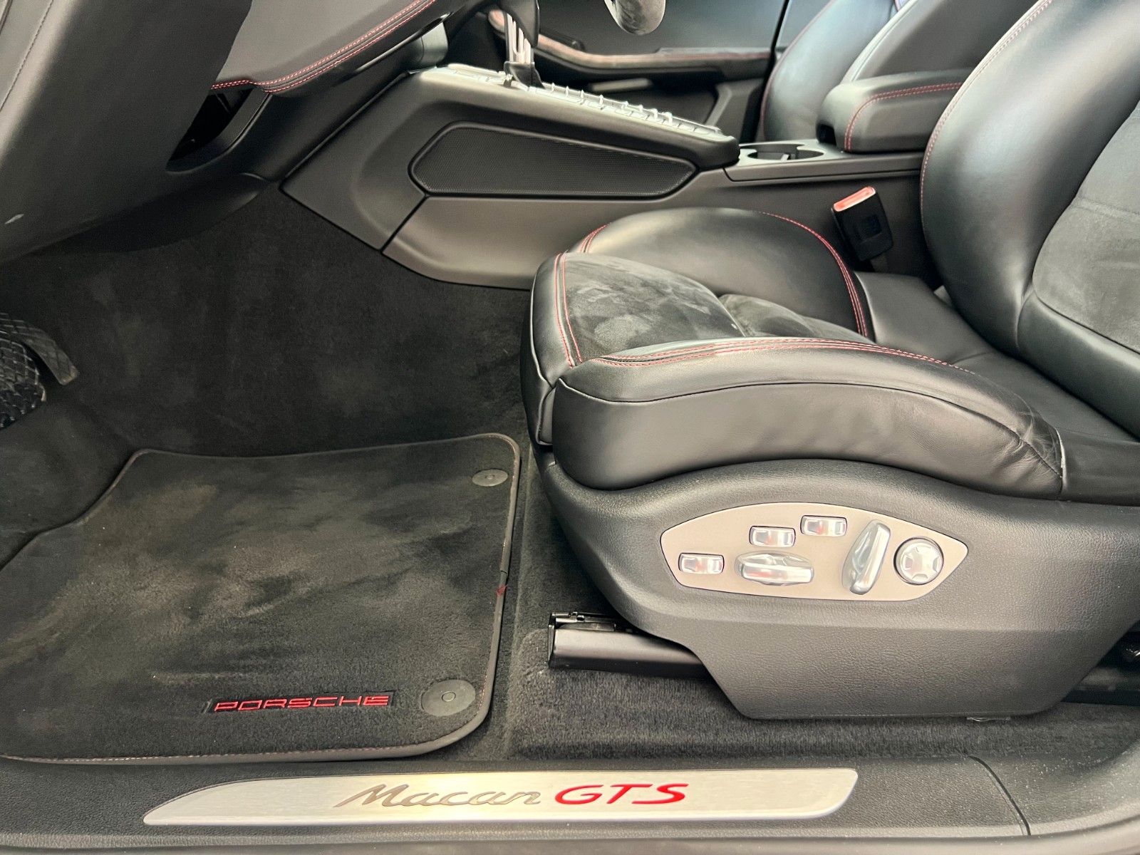 Fahrzeugabbildung Porsche Macan GTS*PDLS+*Carbon*Approved