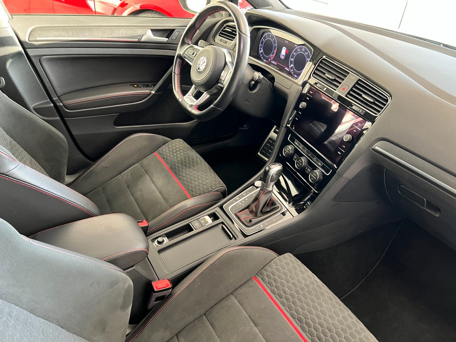 Fahrzeugabbildung Volkswagen Golf VII Lim. GTI Performance*Pano*19"*Keyless