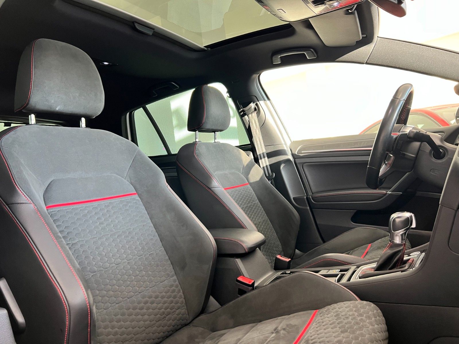Fahrzeugabbildung Volkswagen Golf VII Lim. GTI Performance*Pano*19"*Keyless