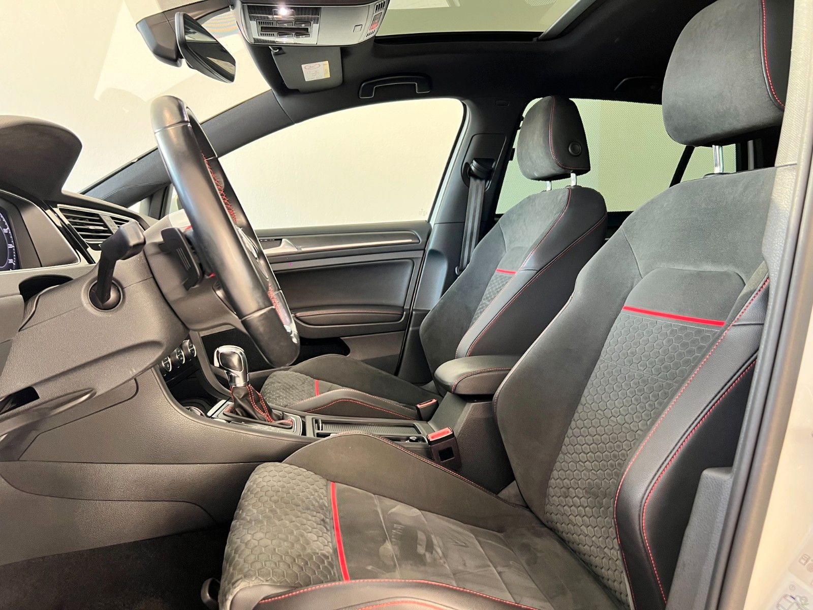 Fahrzeugabbildung Volkswagen Golf VII Lim. GTI Performance*Pano*19"*Keyless