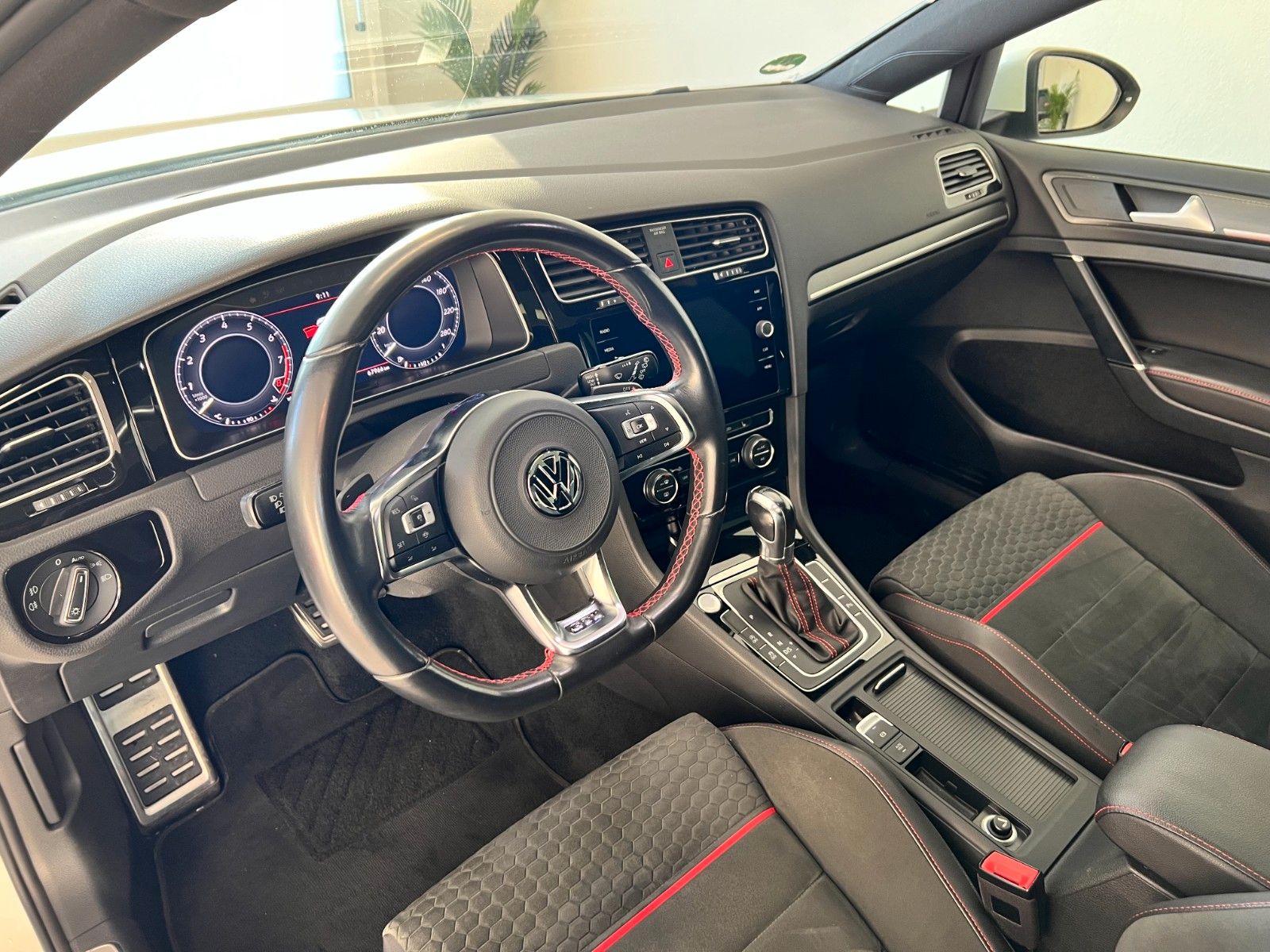 Fahrzeugabbildung Volkswagen Golf VII Lim. GTI Performance*Pano*19"*Keyless