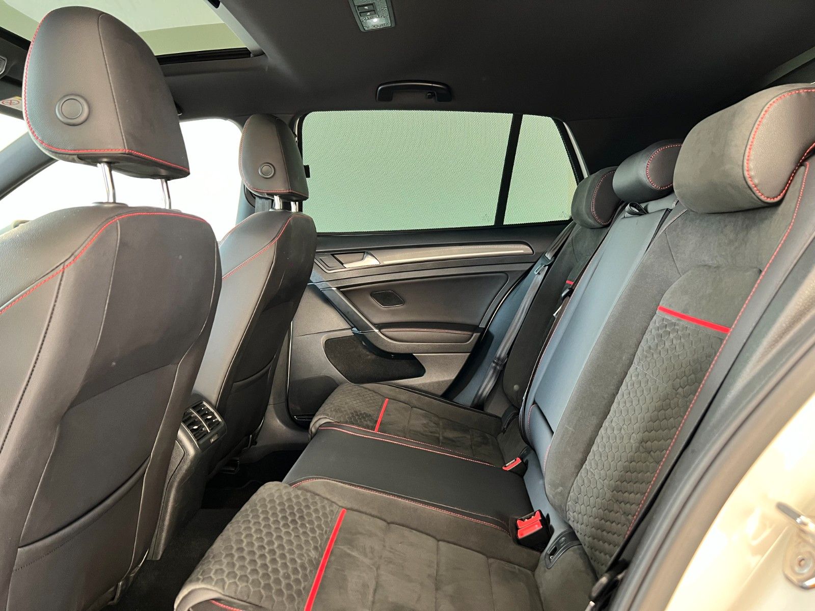 Fahrzeugabbildung Volkswagen Golf VII Lim. GTI Performance*Pano*19"*Keyless